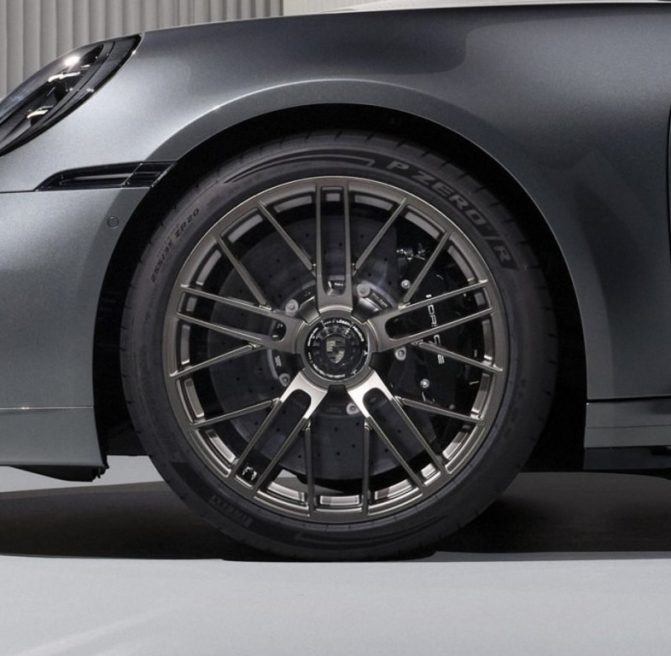 Pirelli lancia il P Zero R per la Porsche 911 Turbo S da 711 cavalli