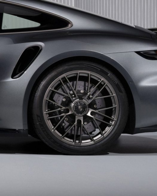 Pirelli lancia il P Zero R per la Porsche 911 Turbo S da 711 cavalli 2 525x656