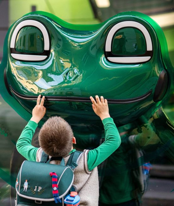 Renault Twingo 2026 licona sorridente torna trionfalmente a Milano The frog is back Design Week Milano 19 553x656