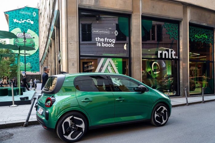 Renault Twingo 2026 licona sorridente torna trionfalmente a Milano The frog is back Design Week Milano 2 700x467