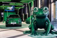 Renault-Twingo-2026-licona-sorridente-torna-trionfalmente-a-Milano-The-frog-is-back-Design-Week-Milano-3-195x130.jpeg