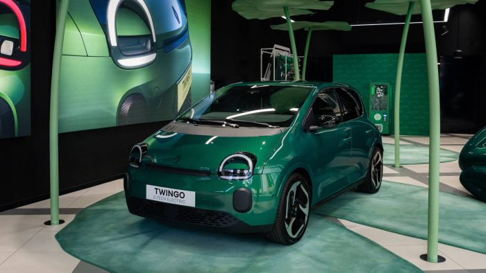 Renault Twingo 2026 licona sorridente torna trionfalmente a Milano The frog is back Design Week Milano 3 700x394