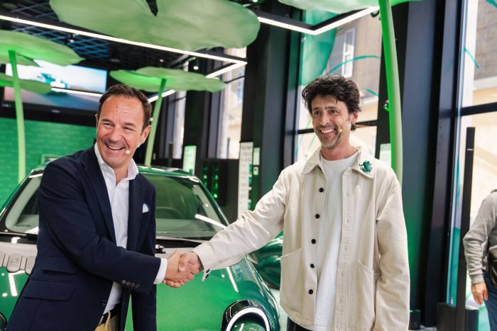 Renault Twingo 2026 licona sorridente torna trionfalmente a Milano da sinistra Sebastien Guigues Ceo Renault Italia Marcantonio artista e designer 700x467