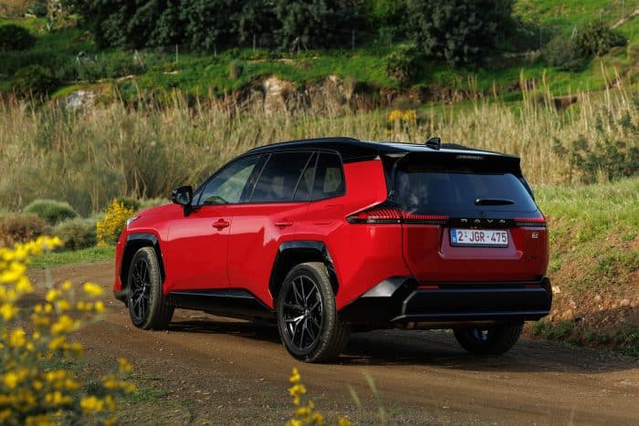 Toyota RAV4 HEV AWD 2026 2 700x467