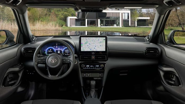 Toyota Yaris Cross 2026, la regina delle vendite si rinnova. Ecco come 3 Toyota Yaris Cross 2026 8 700x394