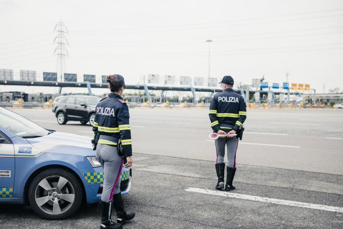 Vacanze sicurezza controlli polizia pneumatici 2 700x467