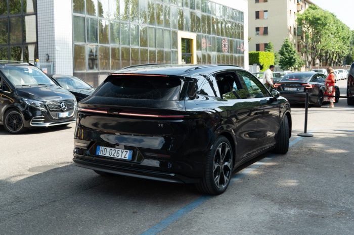 ZEEKR 43 dimensioni grandi 700x466