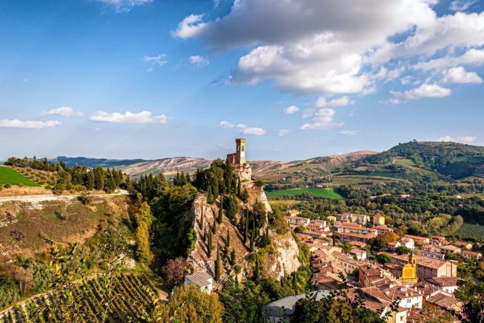 Italia con l'auto elettrica, 10 tiny travel da riscoprire con Electra 13 5. Brisighella Unsplash 700x468