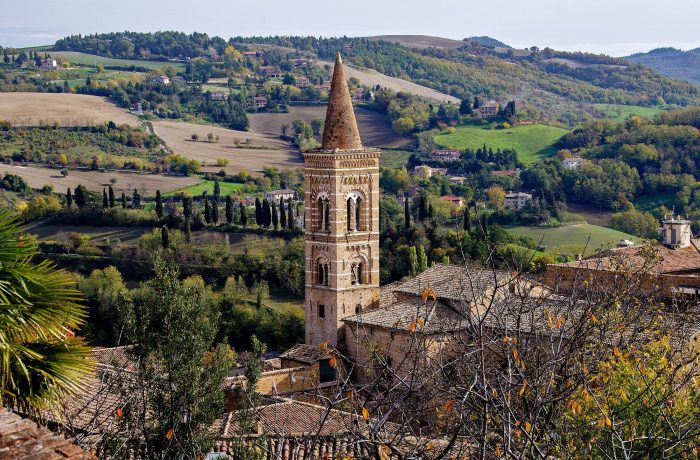 Italia con l'auto elettrica, 10 tiny travel da riscoprire con Electra 10 7. Urbino Pixabay 700x460