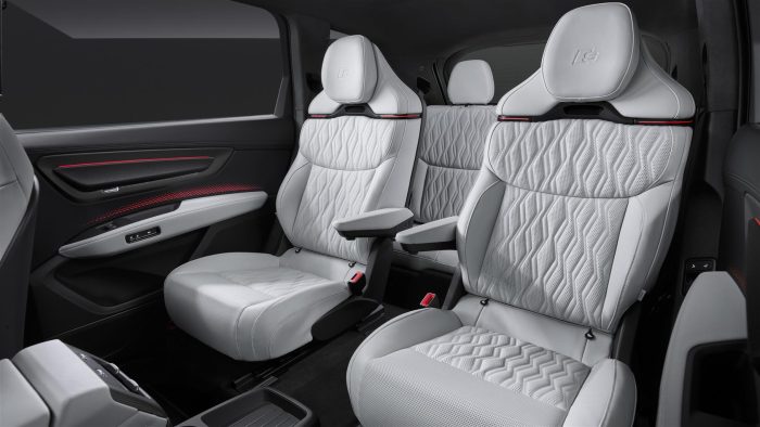 Audi Q9, anteprima del colosso da 5.3 metri con interni da ammiraglia di lusso high-tech 12 Audi Q9 6 700x394
