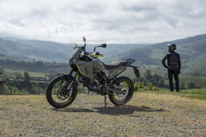Benelli BKX 300 e BKX 300 S cresce la gamma 2 700x466