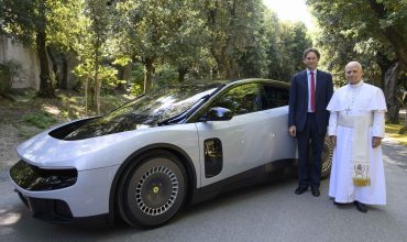 Ferrari-Luce-spacca-in-visita-da-Papa-Leone-XIV-1-370x220.jpg