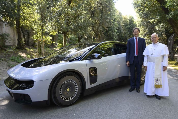 Ferrari Luce spacca, in visita da Papa Leone XIV,