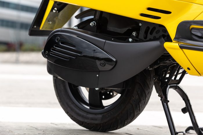 Vespa elettrica con retrofit Newtron rivoluziona lo scooter iconico 4 700x467