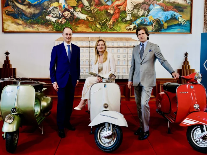 00 - Meloni - Colaninno Matteo e Michele - Vespa 80_.jpg