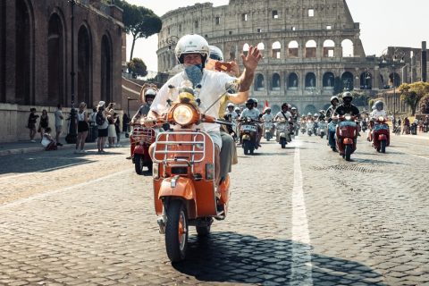 25.000 Vespa a Roma per il magico raduno da record degli 80 anni 5