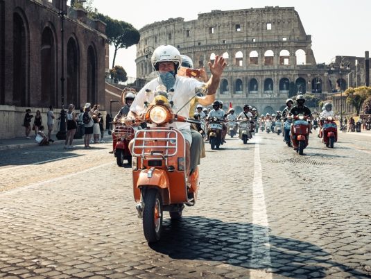 25.000-Vespa-a-Roma-per-il-magico-raduno-da-record-degli-80-anni-5-1-535x402.jpg