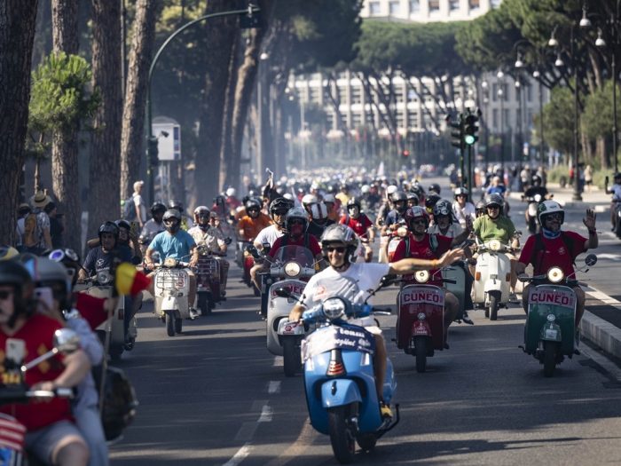 25.000 Vespa a Roma per il magico raduno da record degli 80 anni 6 700x525