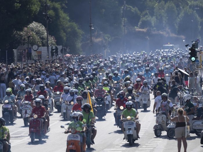 25.000 Vespa a Roma per il magico raduno da record degli 80 anni 7 700x525