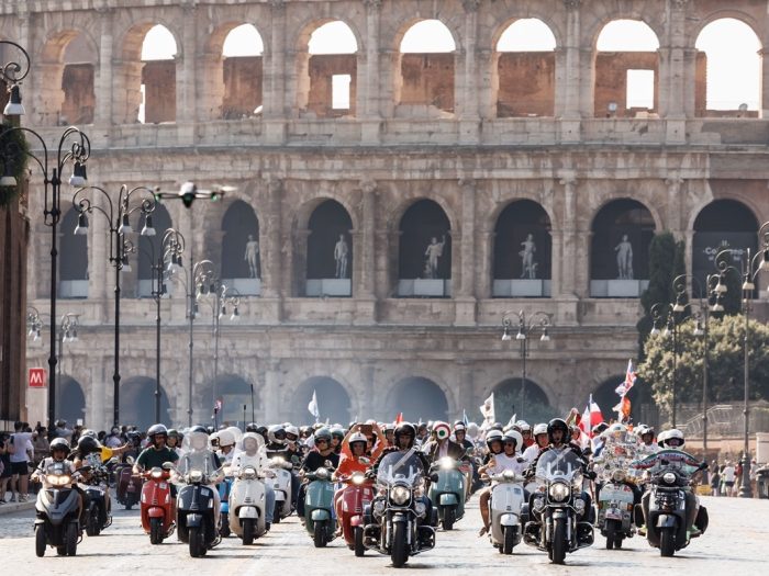 25.000 Vespa a Roma per il magico raduno da record degli 80 anni 8 700x525
