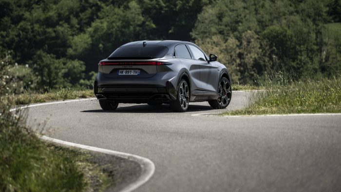 Alpine A390 GTS, sport fastback elettrica da 470 cv con trazione integrale e tre motori 3 Alpine A390 GTS 42 700x394