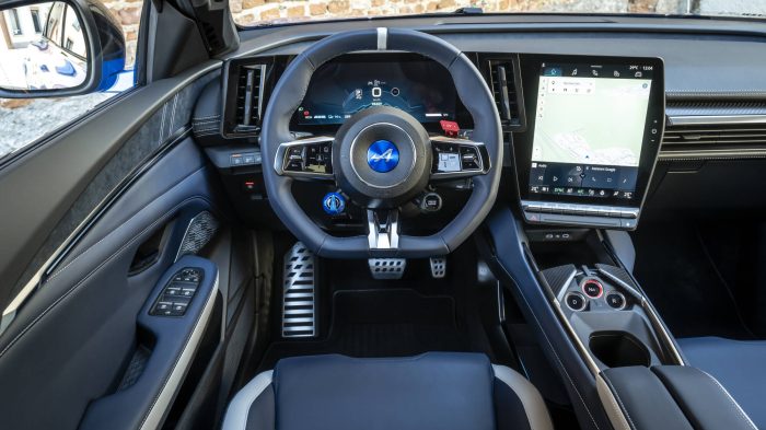 Alpine A390 GTS, sport fastback elettrica da 470 cv con trazione integrale e tre motori 4 Alpine A390 GTS 9 700x393