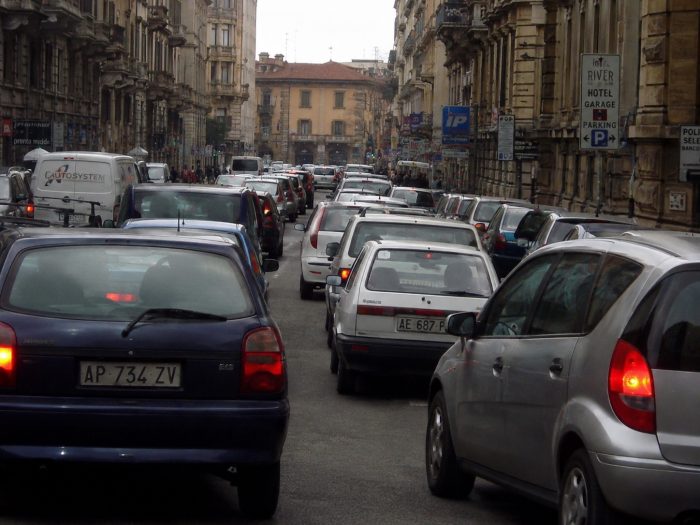 Auto traffico citta 1 700x525