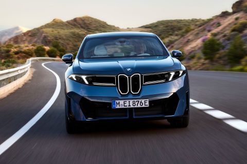 La gamma BMW 2026 accoglie la iX3 40 da 320 cavalli e il Black Package