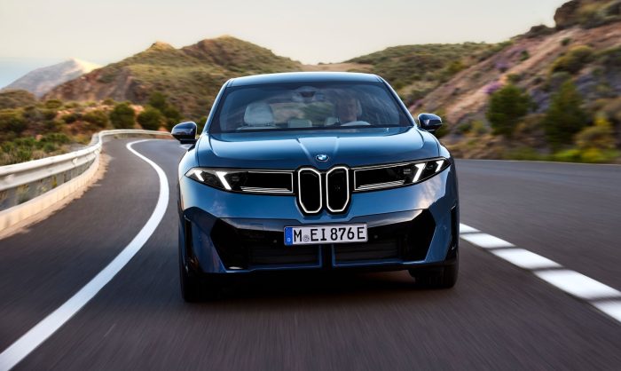La gamma BMW 2026 accoglie la iX3 40 da 320 cavalli e il Black Package