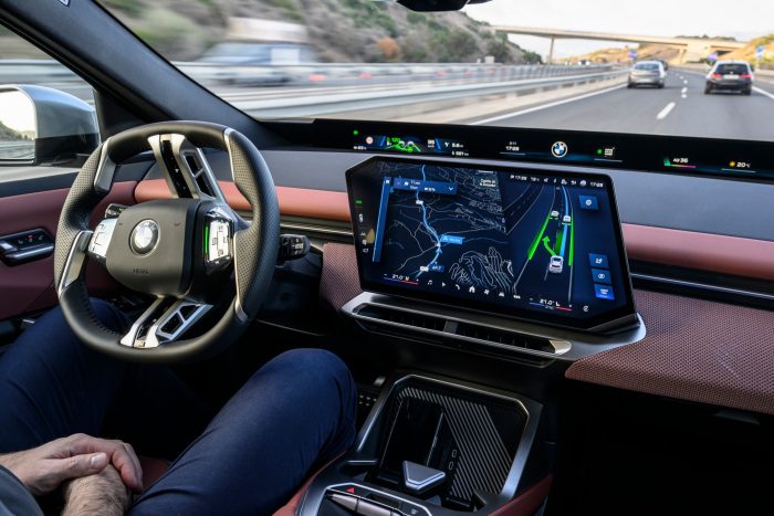 BMW Highway Assistant raggiunge 200 milioni di km percorsi in sicurezza senza mani 2 BMW Highway Assistant raggiunge 200 milioni di km percorsi senza mani self drive guida autonoma 11 700x467