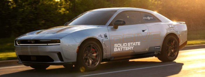 Batterie allo stato solido, Stellantis svolta nei test. Maggiore autonomia, ricarica più rapida e costi inferiori 5 Batterie allo stato solido, Stellantis svolta nei test 1