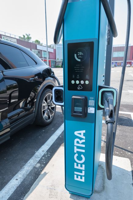 Electra investe 7 milioni del PNRR realizzando 338 colonnine ultraveloci 5 ELECTRA stazione di ricarica ultraveloce 1000kw Electra Peschiera del Garda 5 437x656