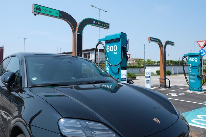 Electra investe 7 milioni del PNRR realizzando 338 colonnine ultraveloci 3 ELECTRA stazione di ricarica ultraveloce 1000kw Electra Peschiera del Garda 6 700x467