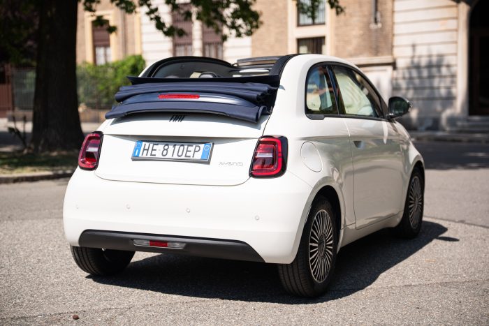 Fiat 500 Hybrid Cabrio Dolcevita, la prova della cabrio più accessibile e affascinante 2 Fiat 500 Hybrid Cabrio Dolcevita 11 700x467