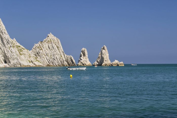 Itinerari in camper 2026 5 coste italiane ricche di miti 6 Baia delle Due Sorelle 700x467