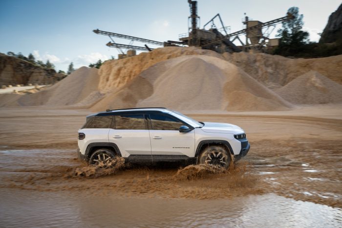 Jeep Compass 4xe, l'elettrica a trazione integrale arriva sul mercato. Caratteristiche e prezzo 5 Jeep Compass 4xe 2026 14 700x466