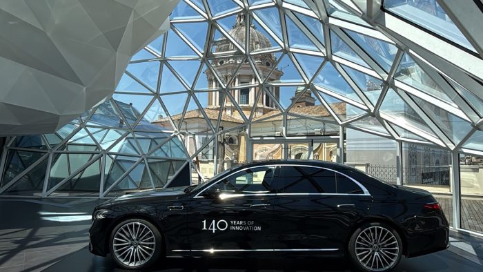 Mercedes celebra i 140 anni con Classe S 2026. I segreti dell'ammiraglia regina di lusso e tecnologia 3 Mercedes Classe S 2026 i segreti dellammiraglia regina di lusso e tecnologia 126 700x394