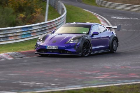 Pirelli P Zero Trofeo RS, record al Nurburgring su Porsche Taycan Turbo GT con Manthey Kit