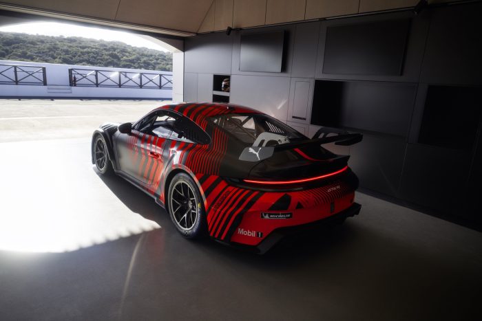 Porsche 911 GT4 R 13 700x467