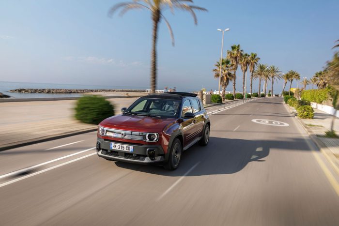 Renault 4 E Tech Plein Sud prova del nuovo crossover elettrico 5 700x467