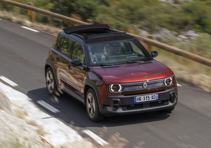 Renault 4 E Tech Plein Sud prova del nuovo crossover elettrico 700x491