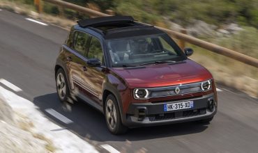 Renault-4-E-Tech-Plein-Sud-prova-del-nuovo-crossover-elettrico-scaled-370x220.jpg