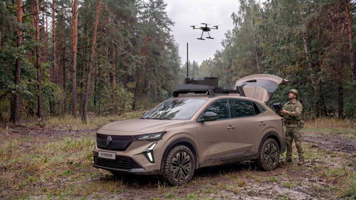 Renault e Thales svelano 4Troop, il Suv mette le stellette e diventa militare 3 Renault 4TROOP con Thales