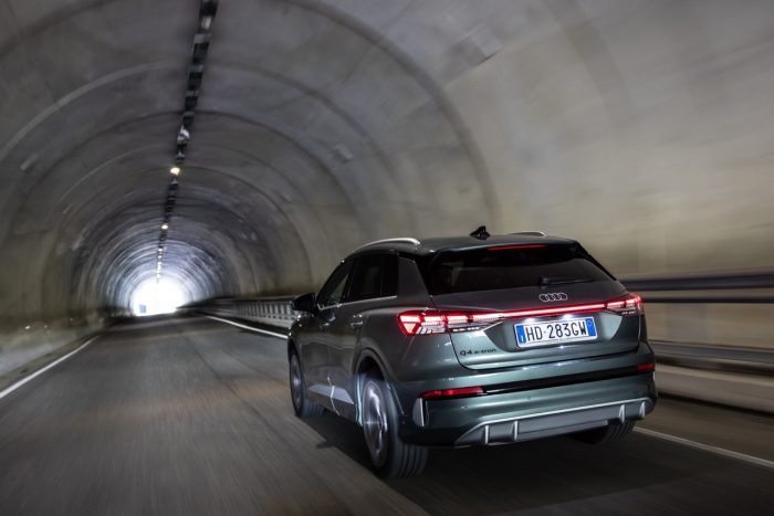 Audi Q4 e-tron 2026, la prova. Il restyling è di forma e sostanza e il prezzo ... 6 Audi Q4 E Tron 2026 60 700x467