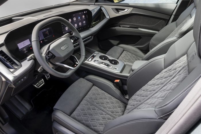 Audi Q4 e-tron 2026, la prova. Il restyling è di forma e sostanza e il prezzo ... 3 Audi Q4 E Tron 2026 63 700x467