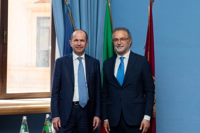 Sicurezza stradale 2026, firmato il protocollo tra Polizia di Stato e Unipol 3 Da sin Matteo Laterza Renato Cortese 700x466