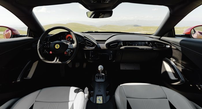 Ferrari 12Cilindri Manuale 11 700x378