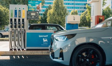 La-flotta-aziendale-diesel-di-BMW-adotta-il-biocarburante-HVO-di-Enilive-1-370x220.jpeg