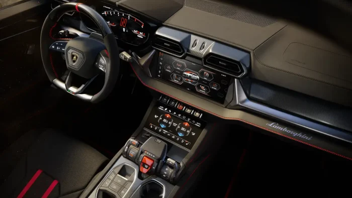 Lamborghini Urus SE Performante, lo zenit del Super Suv più veloce 6 Lamborghini Urus SE Performante 1 700x394