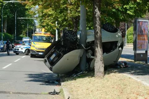 Incidenti stradali 2025 sotto 3.000 morti, ma salgono i feriti 4 Incidenti - L'incidente stradale è avvenuto su viale Gozzadini, di fronte ai giardini Margherita, a Bologna (Foto Schicchi)